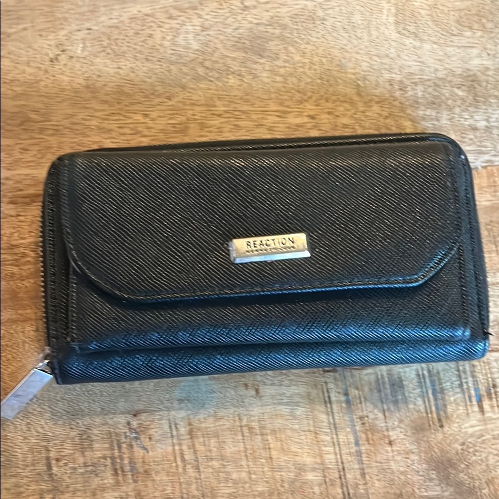 Kenneth Cole Reaction Black Textured Wallet